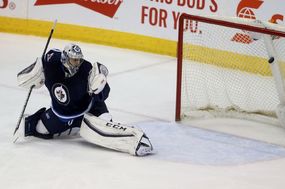 Gólman Winnipegu Ondřej Pavelec.