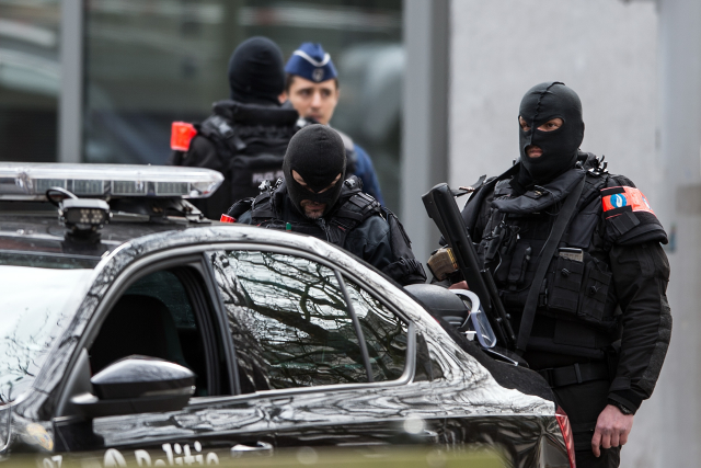 Ochranné složky v Belgii po výbuchu bomby.