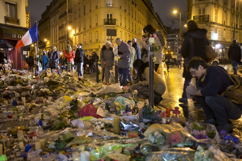 Uctění památky obětí z útoku ve franczouské koncertní hale Bataclan.