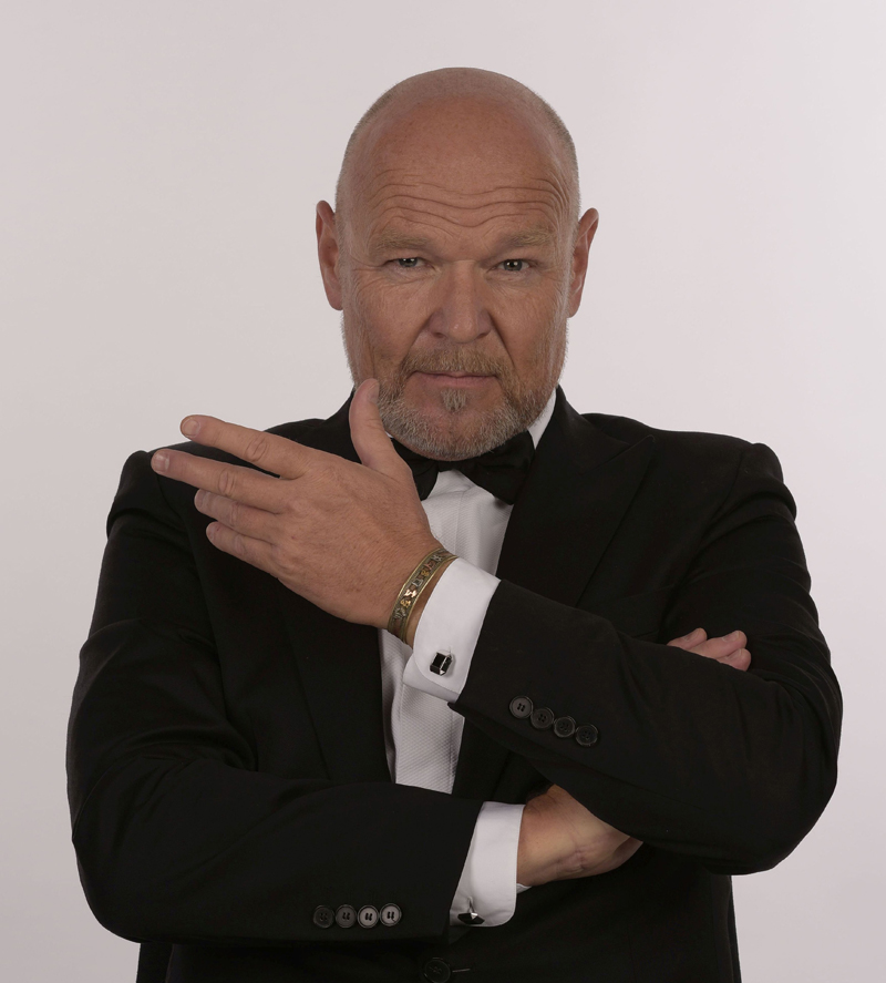 Marek moderuje zápasy v boxu.