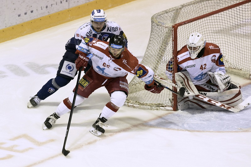 Utkání čtvrtfinále play off hokejové extraligy - 4. zápas: HC Olomouc - HC Škoda Plzeň 19. března v Olomouci. Zleva Jakub Lev z Plzně, Robin Staněk z Olomouce a brankář Olomouce Branislav Konrád.