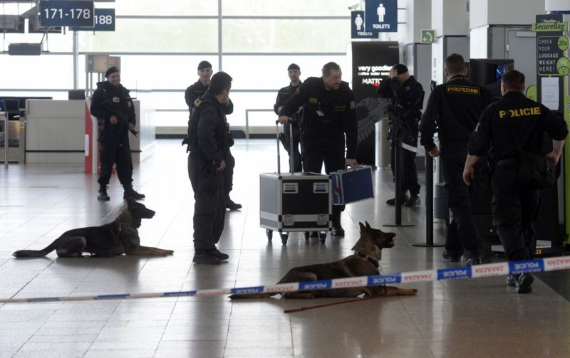 Česká policie zvýšila po explozích v Bruselu bezpečnostní opatření na mezinárodních letištích i v pražském metru.