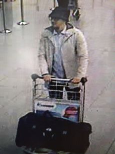 Belgická policie pátrá po jednom (na snímku) ze tří mužů pravděpodobně odpovědných útok na bruselském letišti.