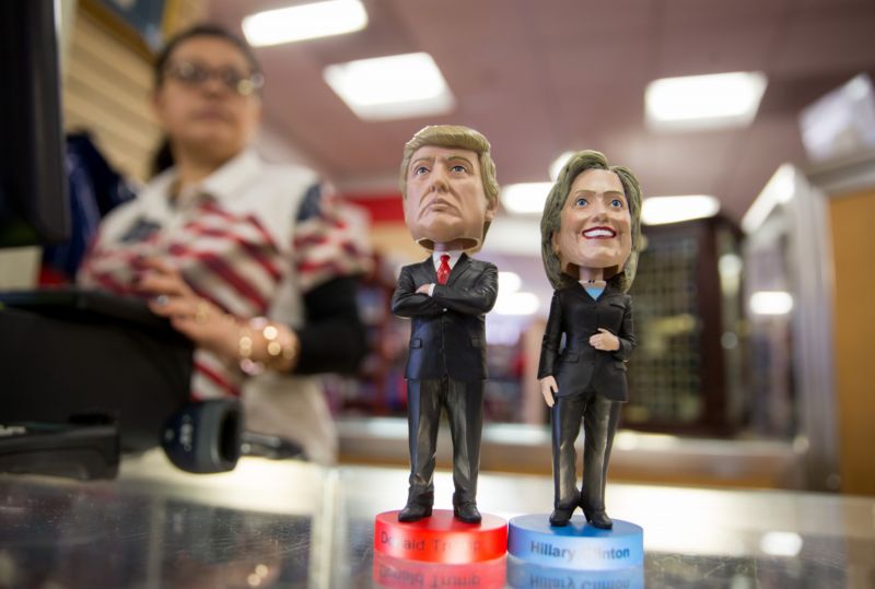 Postavička Donalda Trumpa a Hillary Clintonové. Postavička Donalda Trumpa a Hillary Clintonové.