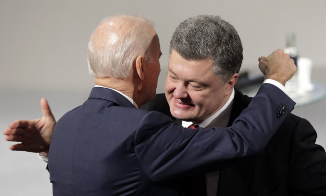 Americký viceprezident Joe Biden (vlevo) a ukrajinský prezident Petro Porošenko. Americký viceprezident Joe Biden (vlevo) a ukrajinský prezident Petro Porošenko.