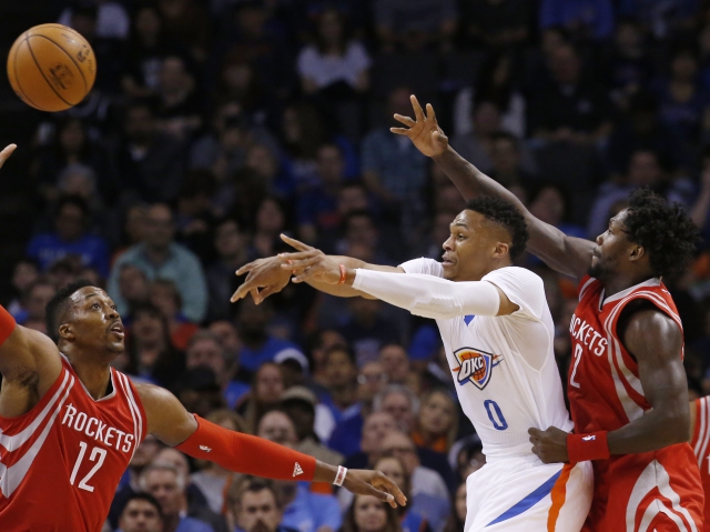 Russell Westbrook (v bílém).