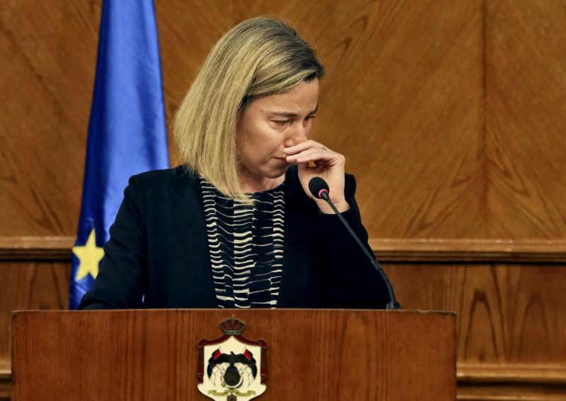 Federica Mogheriniová pláče poté, co se dozvěděla o útocích v Bruselu.