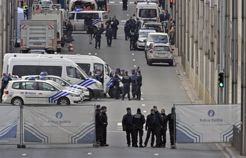 Policie u bruselského metra Maelbeek.
