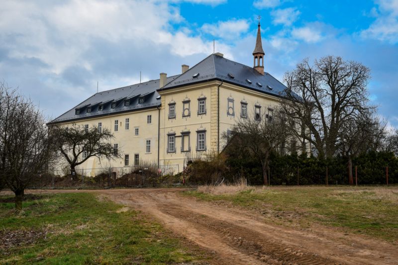 Ze zámku zmizely nepěkné přístavby a byla obnovena fasáda i schodiště.