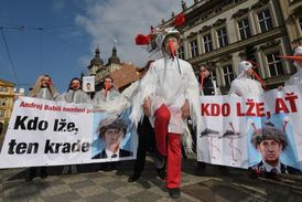 Transparenty demonstrantů.