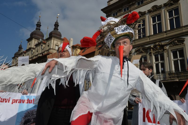 Protest "čápů" před Sněmovnou.