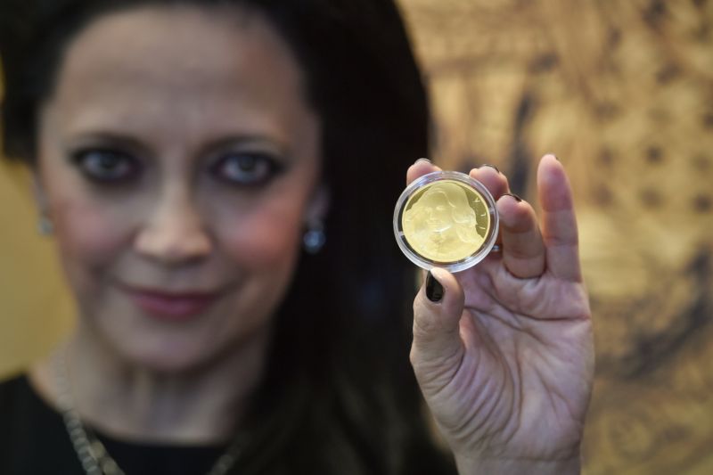 Lucie Bílá se svým portrétem vyraženým na minci. Lucie Bílá se svým portrétem vyraženým na minci.