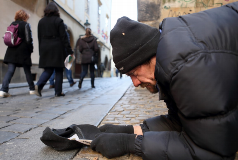 Žebrající Zdeněk má "povolání" za slušné peníze.