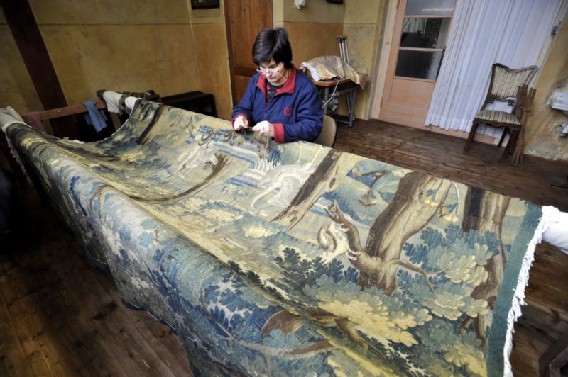 Gobelínová manufaktura ve Valašském Meziříčí zrestaurovala vzácný gobelín z Aubussonské dílny z Francie z roku 1700. Gobelínová manufaktura ve Valašském Meziříčí zrestaurovala vzácný gobelín z Aubussonské dílny z Francie z roku 1700.