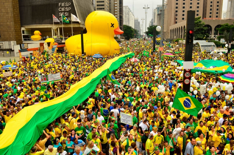 V Brazíliie se konají masové protivládní protesty.
