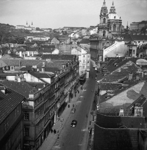 Pohled na Mosteckou ulici na Malé Straně z roku 1957. Vpravo vzadu věže chrámu sv.Mikuláše na Malé Straně, vlevo nahoře Památník písemnictví na Strahově, Strahovský klášter.