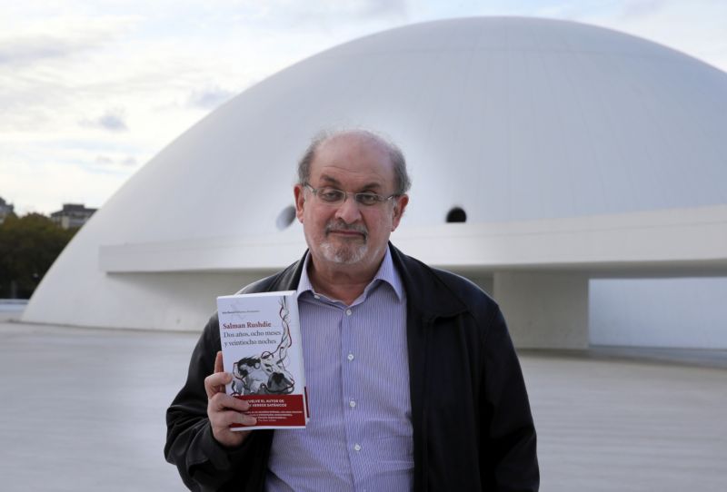 Britský spisovatel Salman Rushdie se svou prozaickou knihou Dva roky, osm měsíců a jednadvacet nocí. Britský spisovatel Salman Rushdie se svou prozaickou knihou Dva roky, osm měsíců a jednadvacet nocí.