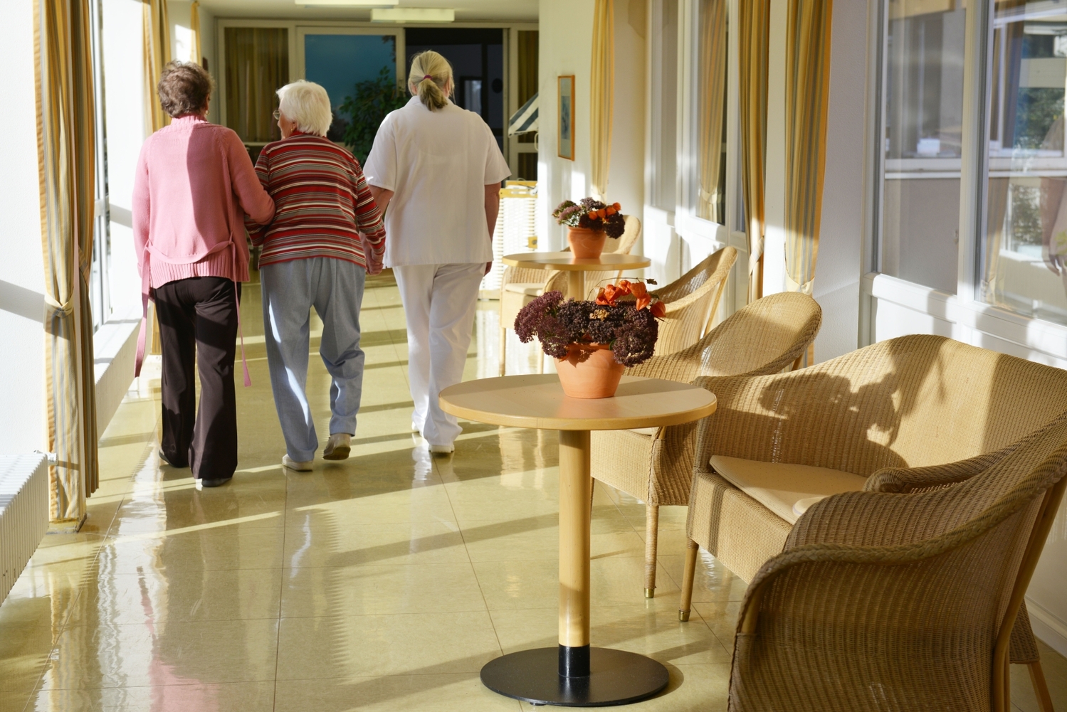 Pacienti Alzheimerovou chorobou jsou často odkázáni na pomoc jiných lidí.