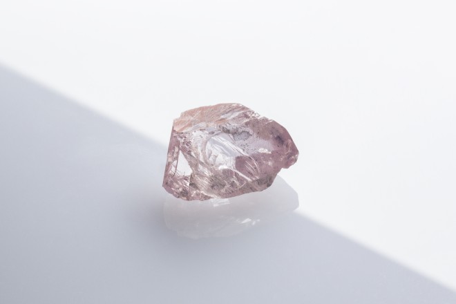 Růžový diamant nalezený v dole Williamson v Tanzanii. Růžový diamant nalezený v dole Williamson v Tanzanii.