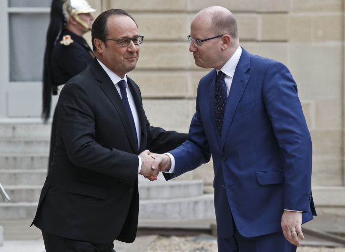 Premiér Bohuslav Sobotka (ČSSD) a prezidentem Francie Françoisem Hollandem.