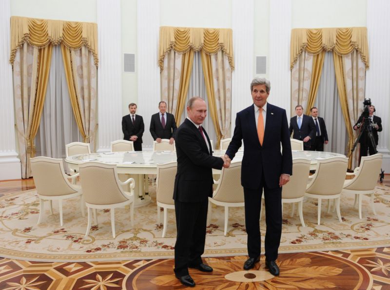 Ruský prezident Vladimir Putin a americký ministr zahraničí John Kerry. Ruský prezident Vladimir Putin a americký ministr zahraničí John Kerry.