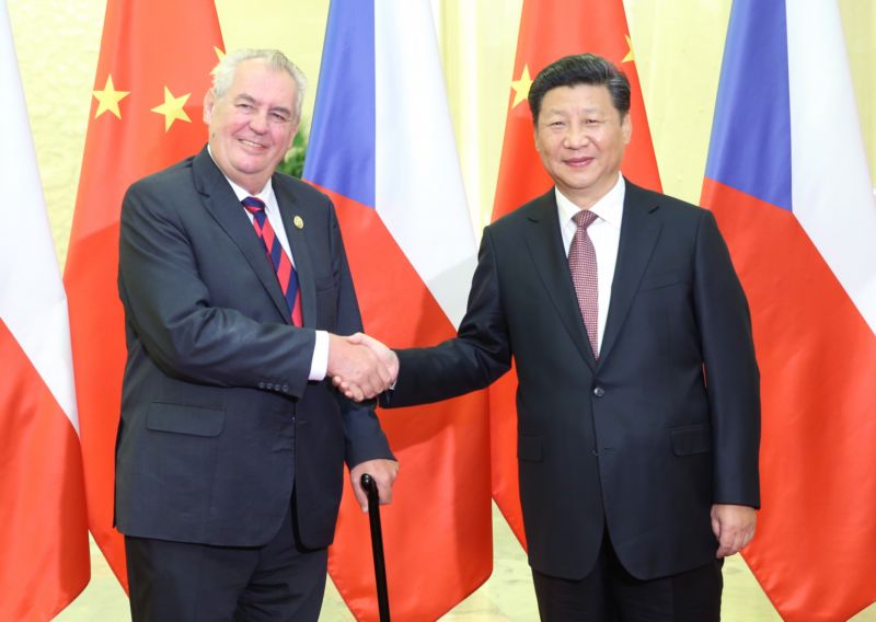 Prezident Miloš Zeman (vlevo) s čínským prezidentem Si Ťin-pchingem.