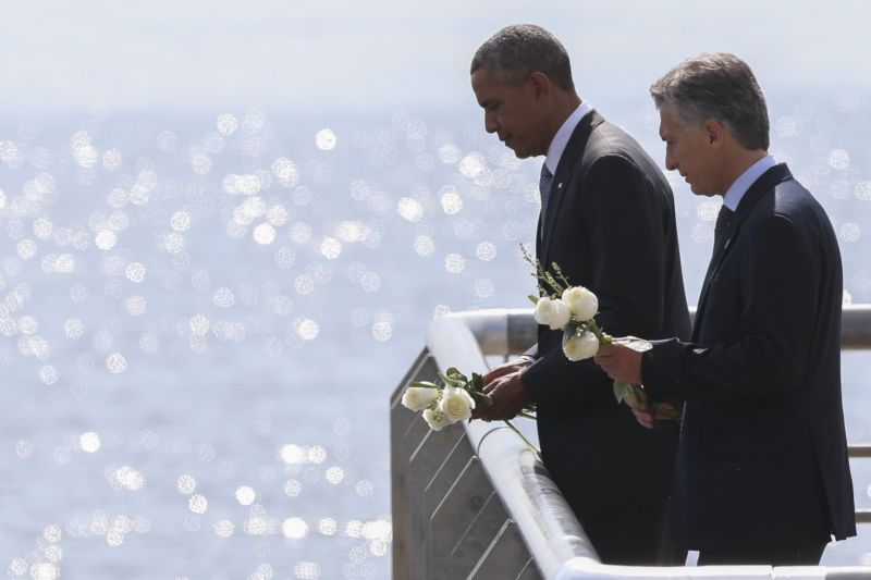 Prezident USA Barack Obama uctívá oběti režimu u řeky Rio de la Plata. Prezident USA Barack Obama uctívá oběti režimu u řeky Rio de la Plata.