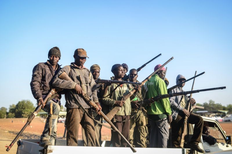 Armádě v boji s Boko Haram pomáhali i místní lovci zvaní Vigilantes (ilustrační foto). Armádě v boji s Boko Haram pomáhali i místní lovci zvaní Vigilantes (ilustrační foto).