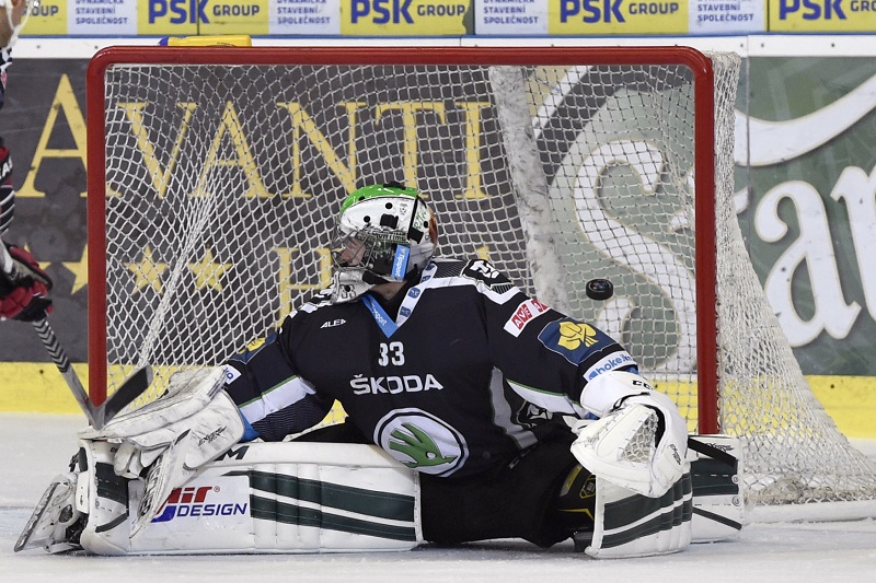 Brankář Mladé Boleslavi David Rittich inkasuje vyrovnávací gól