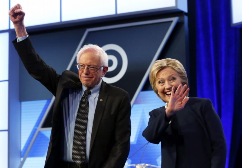 Bernie Sanders (vlevo) a Hillary Clintonová.