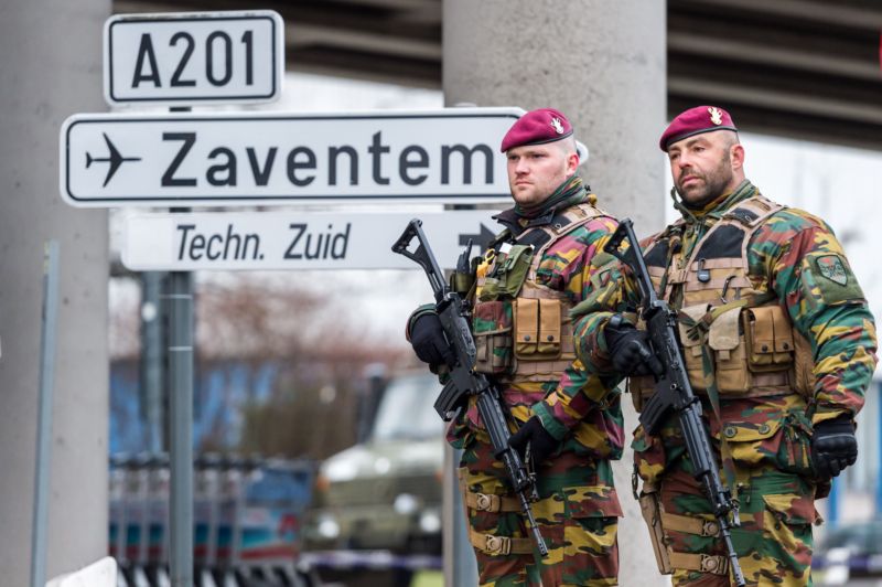 Bruselští vojáci před letištěm Zaventem. Bruselští vojáci před letištěm Zaventem.