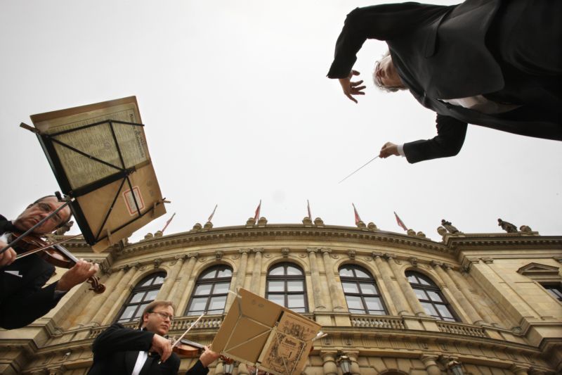 Česká filharmonie před Rudolfinem. Česká filharmonie před Rudolfinem.