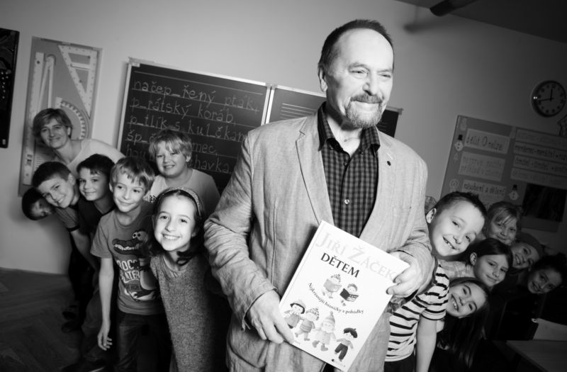 Jiří Žáček se školáky. Jiří Žáček se školáky.