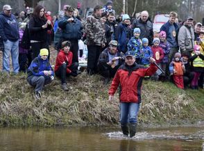 Lužnice se symbolicky odemkla velkým, přibližně 50 centimetrů dlouhým železným klíčem s praporem města Suchdol.