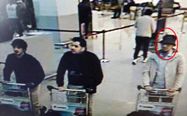 Policie identifikovala muže, který doprovázel atentátníky v Bruselu.
