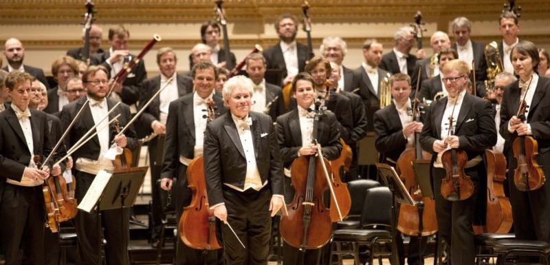Česká filharmonie v čele s dirigentem Jiřím Bělohlávkem.