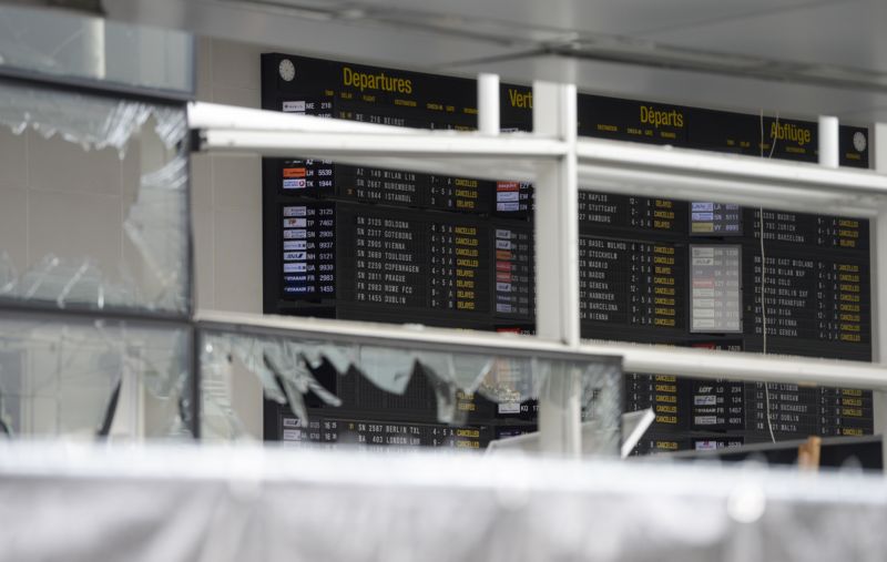 Odletová hala letiště Zaventem po útoku. Odletová hala letiště Zaventem po útoku.