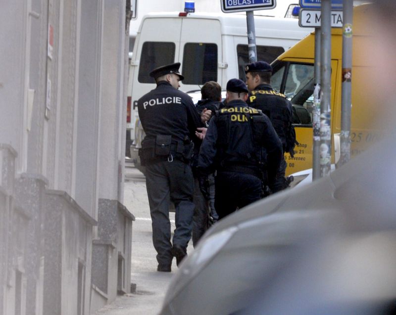 Policisté zadržují jednoho z účastníků pochodu. Policisté zadržují jednoho z účastníků pochodu.