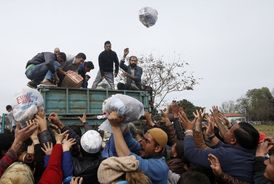 Některé osoby se snažily postupovat proti řadě policistů, ale jiní migranti jim v tom bránili vytvořením "lidského řetězu" jen několik metrů před policisty.