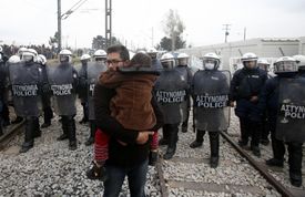 Na padesát řeckých policistů s ochrannými štíty zaujalo pozice.