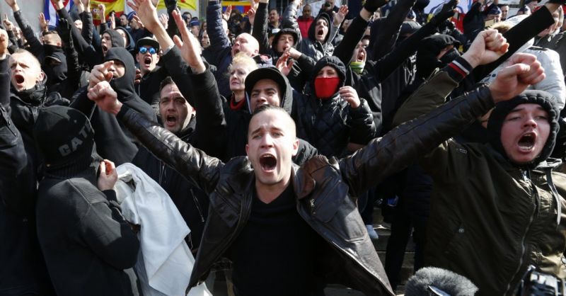 Poklidnou pietní akci narušilo zhruba 450 extremistů.