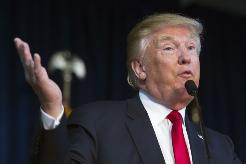 Americký miliardář a uchazeč o republikánskou prezidentskou kandidaturu Donald Trump. Americký miliardář a uchazeč o republikánskou prezidentskou kandidaturu Donald Trump.
