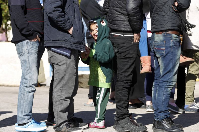 Migranti v přístavu Pireus.