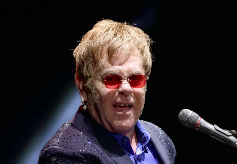 Elton John čelí žalobě za sexuální obtěžování.