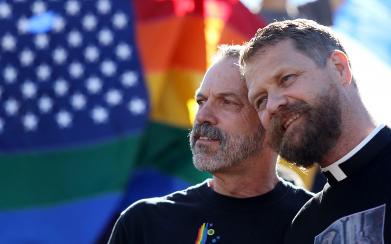 LGBT senioři a seniorky se sami často "zneviditelňují" (ilustrační foto).