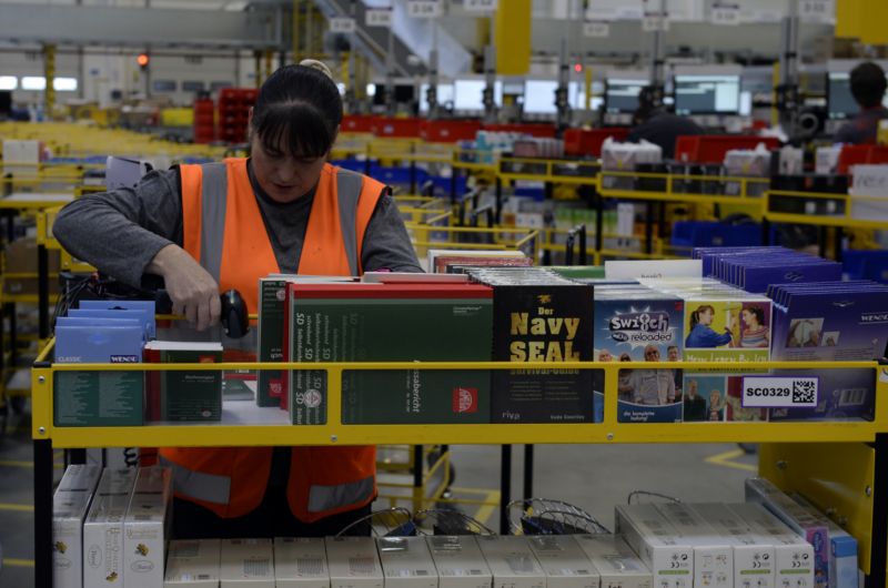 Amazon přijme stovky stálých zaměstnanců.