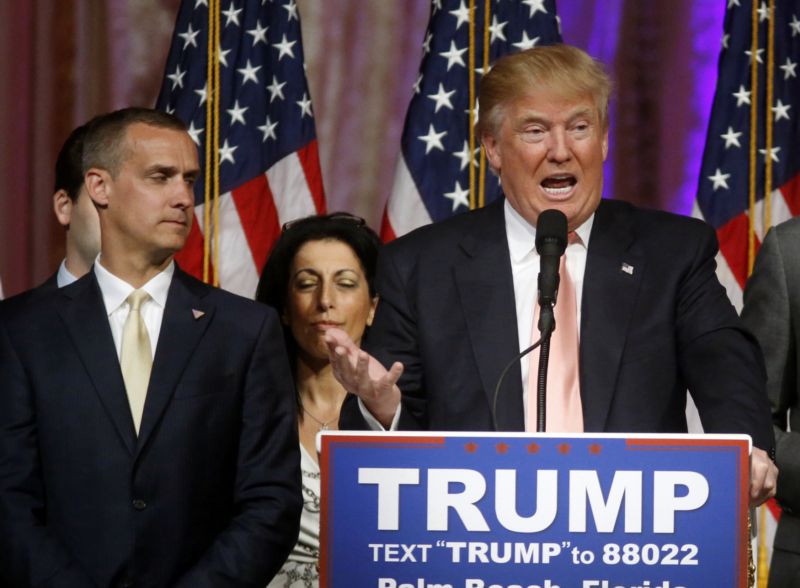 Šéf Trumpova volebního štábu Corey Lewandowski stojí po Trumpově levici. 
