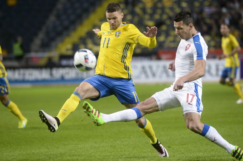 Marek Suchý (vpravo)  v zápase se Švédskem. 