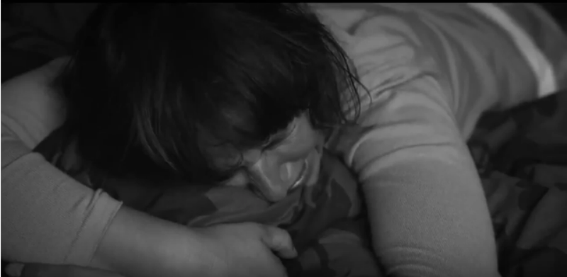 Lenka Vlasáková ve filmu Nikdy nejsme sami. Lenka Vlasáková ve filmu Nikdy nejsme sami.
