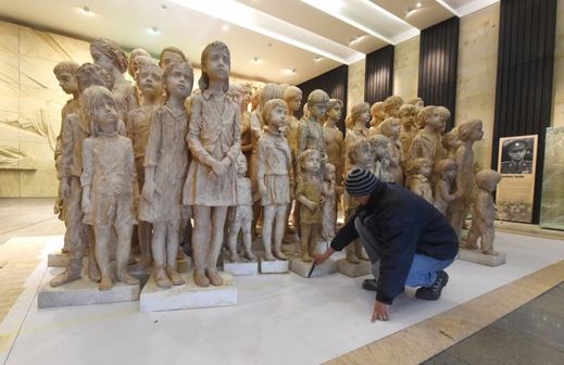 Restaurátoři prozatím sousoší cvičně sestavili ve vstupní hale hrabyňského památníku.
